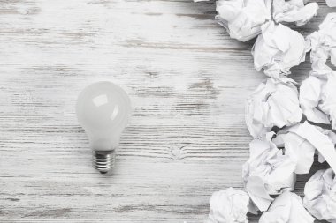 buruşuk kağıt ve ampul