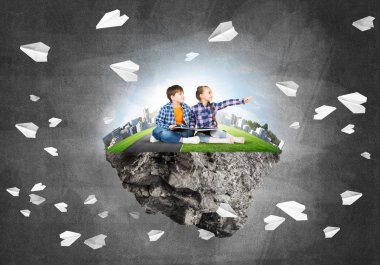  yüzen ada ve çocuk