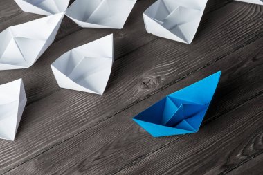 Tahta masadaki origami tekneleri. 