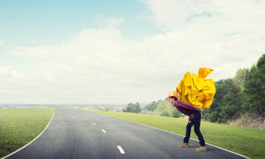 adam taşıma kağıt topu 