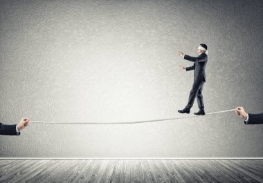 Göz bağını ipte yürümek gözleri ile işadamı,