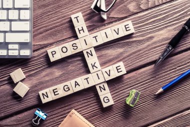 Ahşap küpleri ile yapma kelime