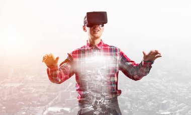Sanal gerçeklik kulaklığı olan adam. 