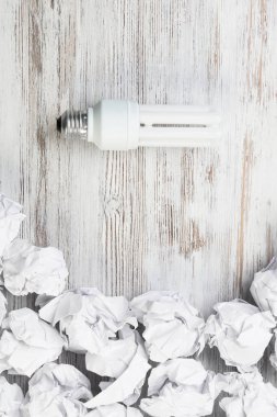 buruşuk kağıt ve ampul