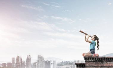 Sevimli kız evin çatısında ayakta 