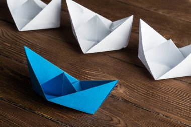 Tahta masadaki origami tekneleri. 