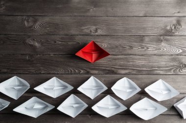 Tahta masadaki origami tekneleri. 