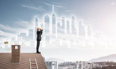 Mühendis adam çatıda ayakta 