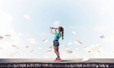 Sevimli kız evin çatısında ayakta 