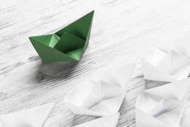 Tahta masadaki origami tekneleri. 