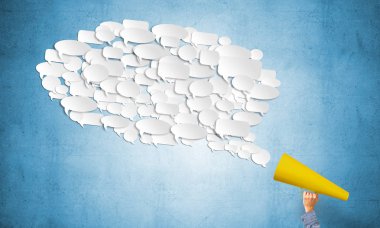 Kırmızı kağıt trompet tutan adamın elini 