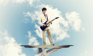 İşadamı akustik gitar çalmak tepsi   