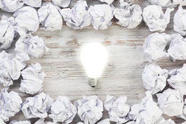 buruşuk kağıt ve ampul