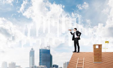 Çatıda duran işadamı