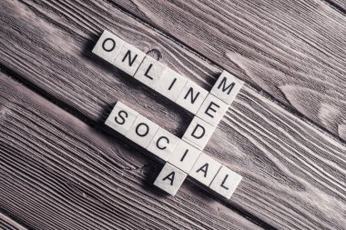 Ahşap küpleri ile yapma kelime