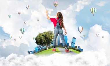 Sevimli kız şehir yüzen ada üzerinde 