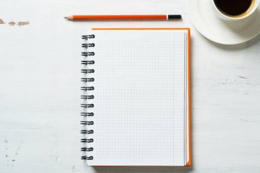 başı işleri ve masada kahve fincanı