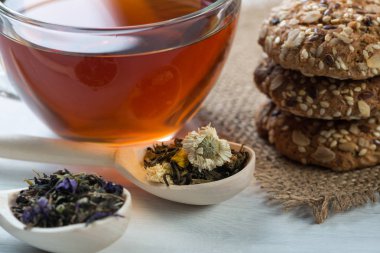 bitkisel çay ve kurabiye