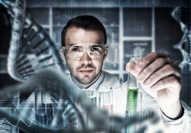 Yakışıklı bilim adamı araştırma yapma  