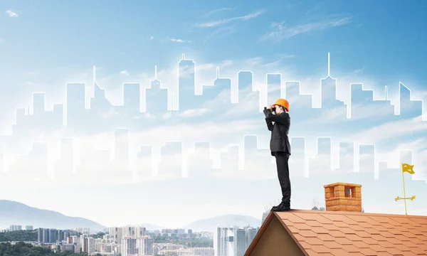 Ingenjören man stående på taket — Stockfoto