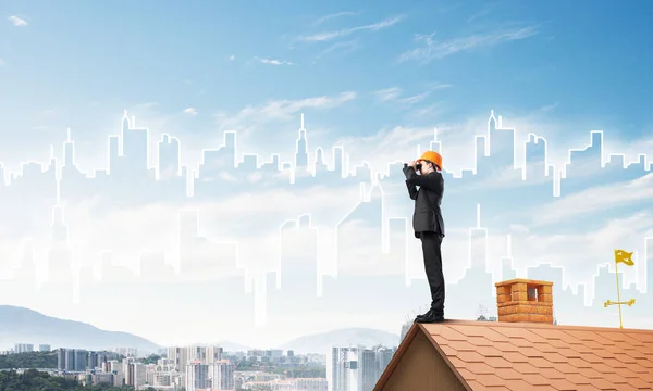 Ingeniero de pie en el techo — Foto de Stock