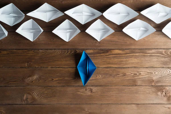 木製のテーブルの上に折り紙ボートのセット — ストック写真