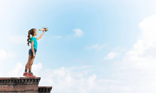 Симпатичная счастливая девочка на вершине здания — стоковое фото