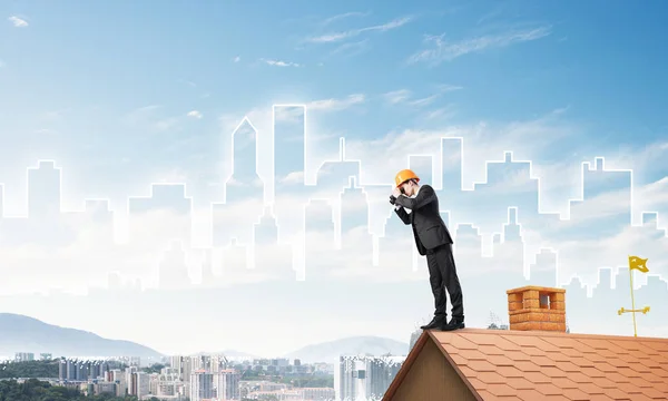 Ingegnere uomo in piedi sul tetto — Foto Stock