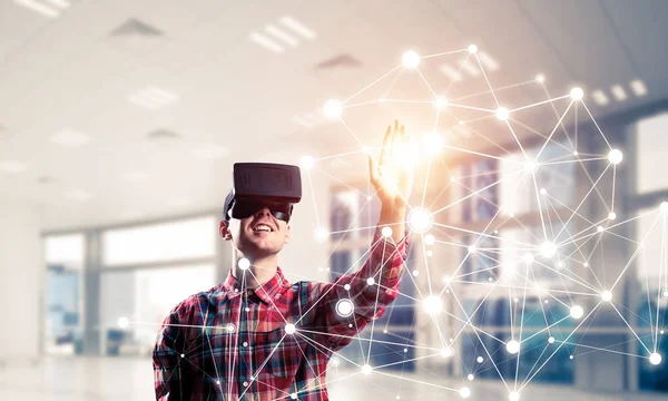 Jonge man in virtual reality headset — Stockfoto