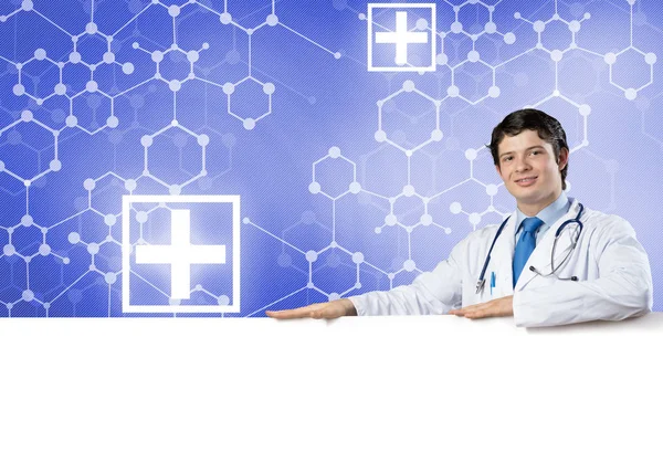 Doktor holding beyaz boş afiş — Stok fotoğraf