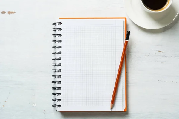 Material de escritório e xícara de café na mesa — Fotografia de Stock