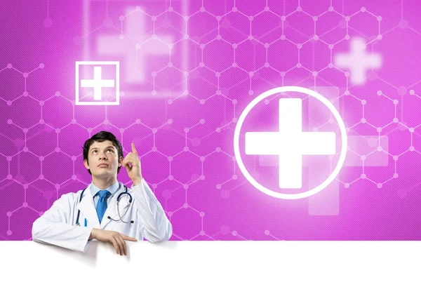 Medico con banner bianco in mano — Foto Stock