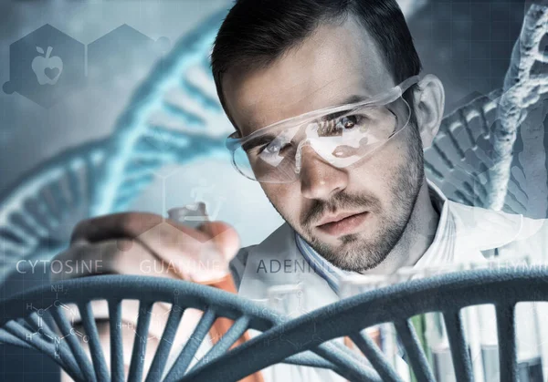 Wissenschaftler mischt Reagenzien in Glaskolben — Stockfoto