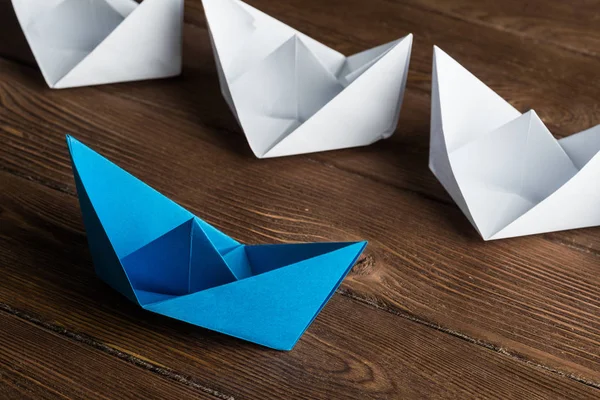 Conjunto de barcos de origami na mesa de madeira — Fotografia de Stock