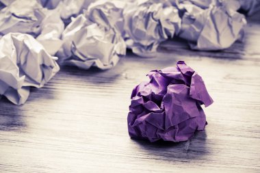 Buruşmuş kağıt toplar.