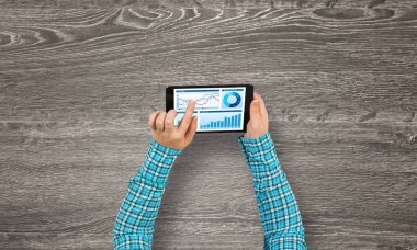 Kız eller Tablet PC'yi kullanma