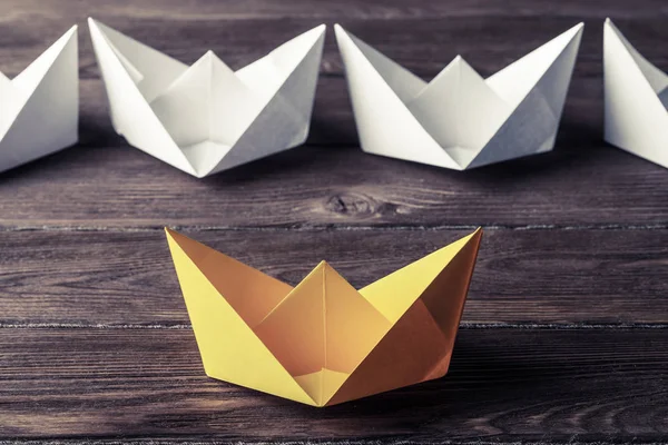 Barcos en origami sobre mesa de madera — Foto de Stock