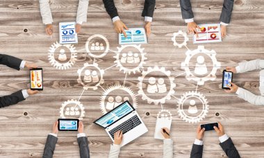 insanlar aygıtlarla birlikte çalışan eller 