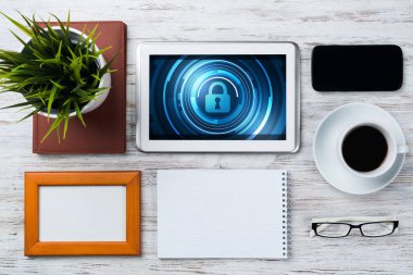 başı işleri ve asma kilit simgesine sahip tablet