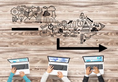 insanlar aygıtlarla birlikte çalışan eller 