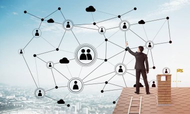 adam çatıda sırt ile ayakta 