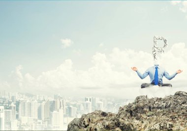 Bulut yüzen üzerinde oturan işadamı meditasyon