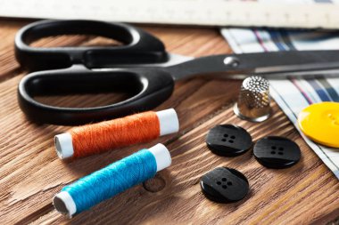 dikiş seti aksesuarları masada 