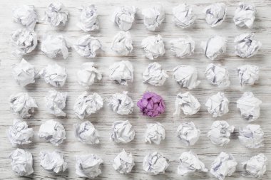 Buruşmuş kağıt toplar. 