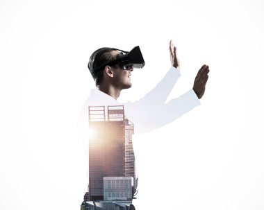 Sanal gerçeklik kulaklığı olan adam.