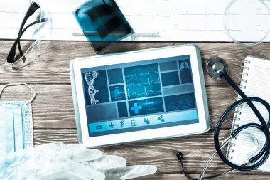 Beyaz tablet pc ve doktor araçları 