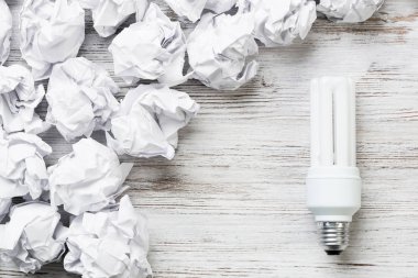 topları buruşuk kağıt ve ampul