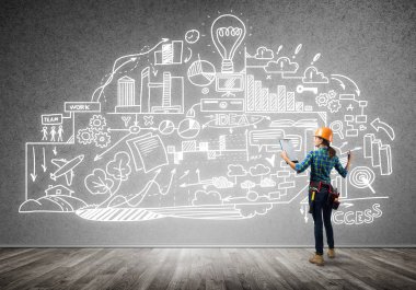 Kask içinde mühendis kadın arkadan görünüm 