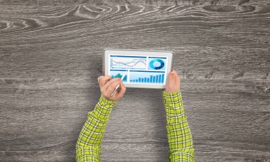 tablet pc ile diyagramları kullanarak eller 