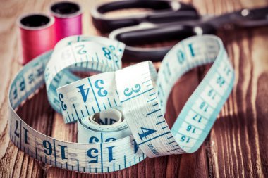 dikiş seti aksesuarları masada 